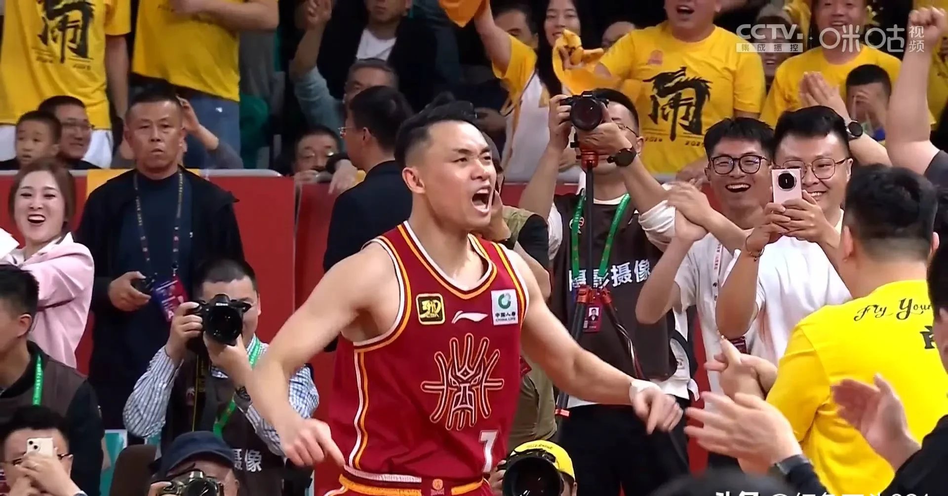 今晨山东男篮队长鼓劲:CBA季后赛节点到来,球迷炸锅,阵容厚度经受考验 今晨山东男篮队长鼓劲:CBA季后赛节点到来,球迷炸锅,阵容厚度经受考验