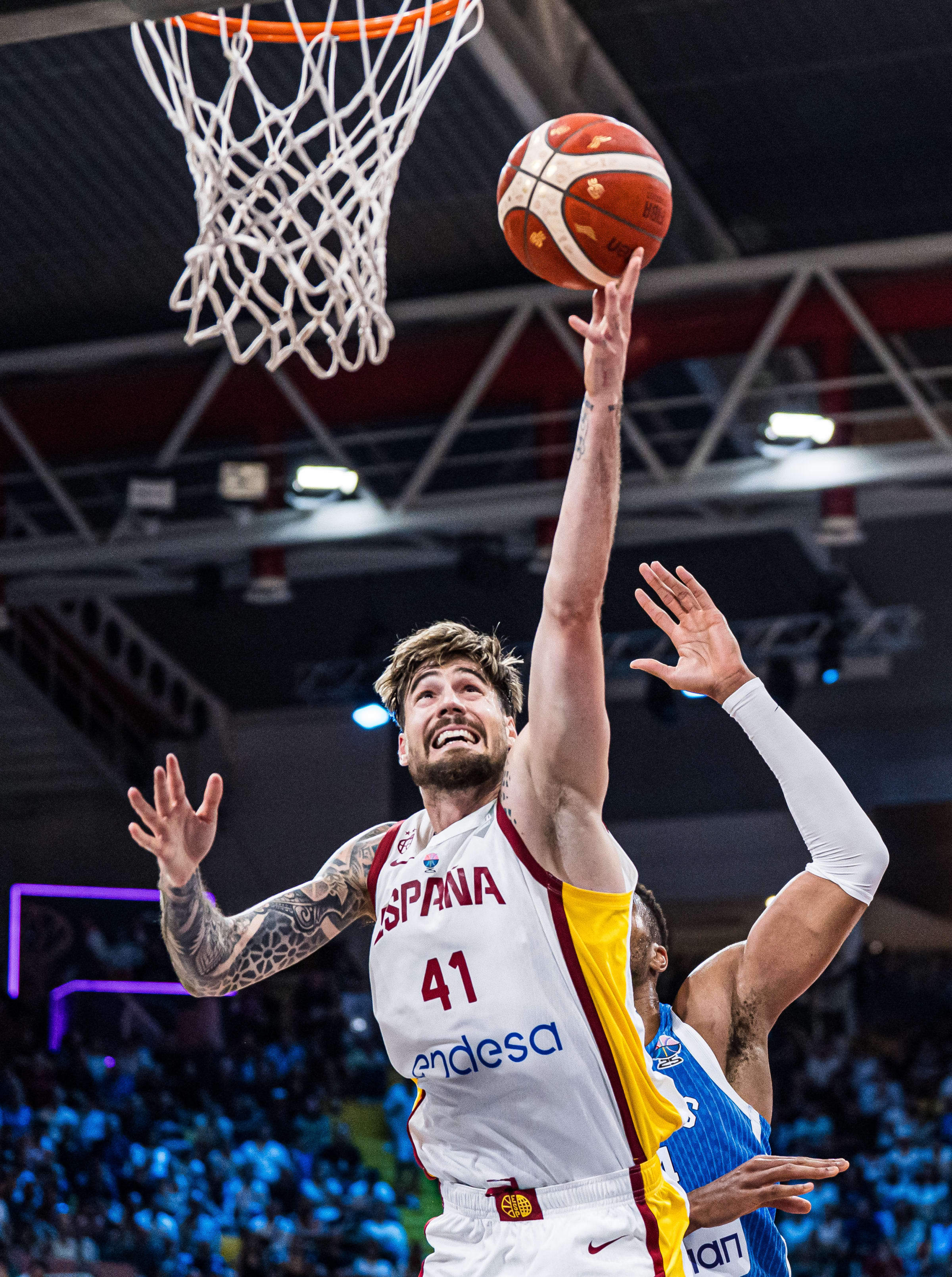 U8娱乐-詹姆斯在西班牙队比赛中挺进下一轮，出色防守引发热议！的简单介绍