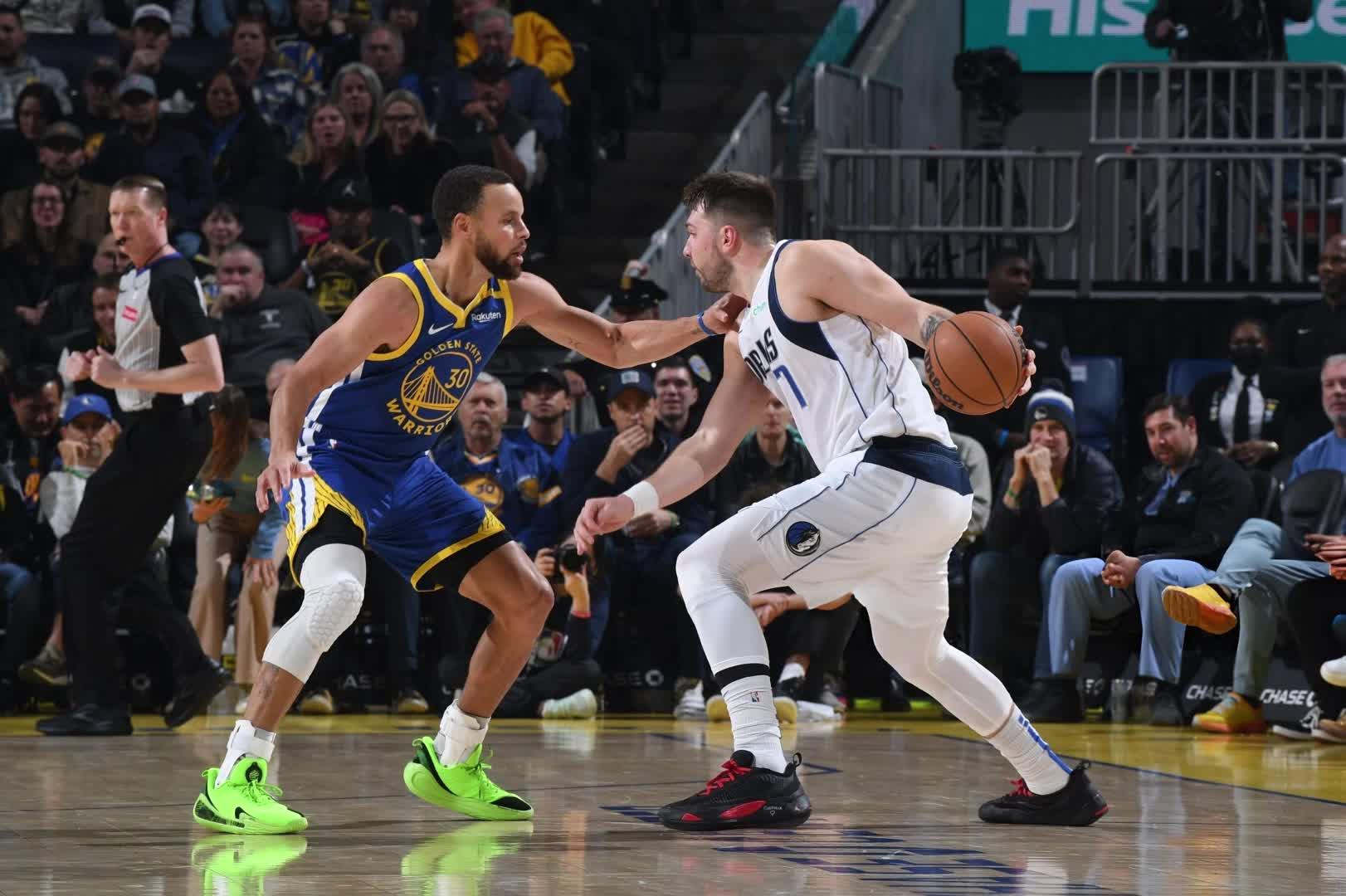 U8-东契奇回归赛场，战术调整首场状态亮眼，巴塞罗那观众沸腾！的简单介绍